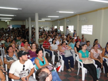 Assembleia dia 18 de abril de 2013 com protesto debaixo de chuva