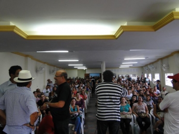 Assembleia dia 18 de abril de 2013 com protesto debaixo de chuva