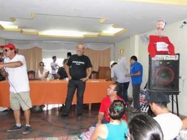 Assembleia dia 18 de abril de 2013 com protesto debaixo de chuva