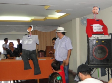 Assembleia dia 18 de abril de 2013 com protesto debaixo de chuva