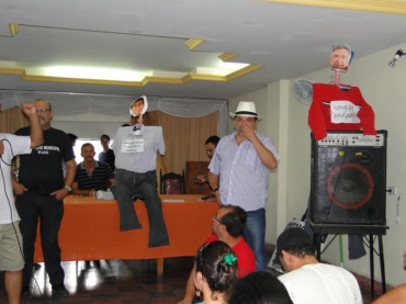 Assembleia dia 18 de abril de 2013 com protesto debaixo de chuva