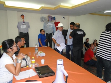 Assembleia dia 18 de abril de 2013 com protesto debaixo de chuva