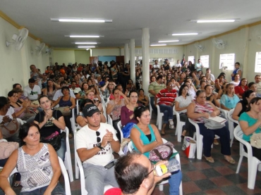 Assembleia dia 18 de abril de 2013 com protesto debaixo de chuva