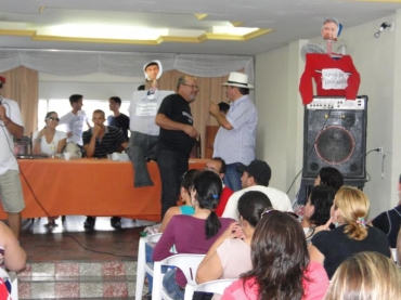 Assembleia dia 18 de abril de 2013 com protesto debaixo de chuva