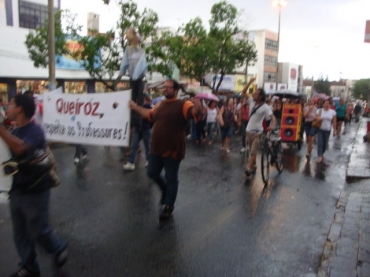 Assembleia dia 18 de abril de 2013 com protesto debaixo de chuva