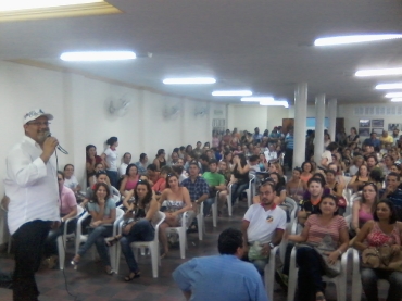 Assembleia dia 18 de abril de 2013 com protesto debaixo de chuva
