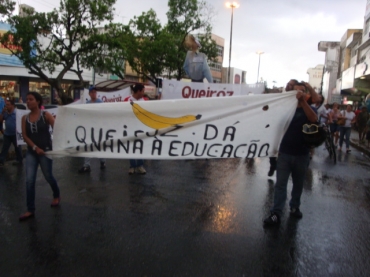 Assembleia dia 18 de abril de 2013 com protesto debaixo de chuva