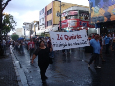 Assembleia dia 18 de abril de 2013 com protesto debaixo de chuva