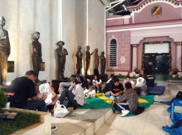 Professores acampam na Câmara de Vereadores de Caruaru