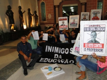 PROTESTOS NA CÂMARA DE VEREADORES