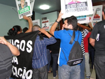 PROTESTOS NA CÂMARA DE VEREADORES