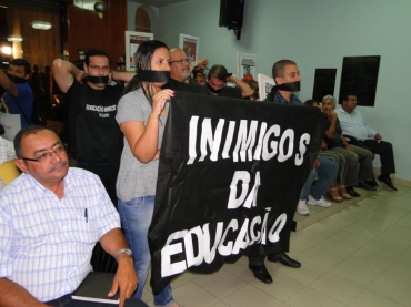 PROTESTOS NA CÂMARA DE VEREADORES