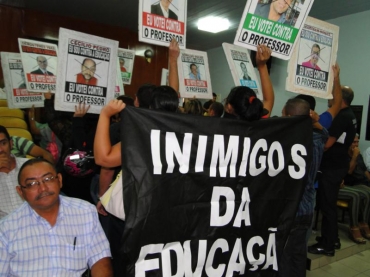 PROTESTOS NA CÂMARA DE VEREADORES
