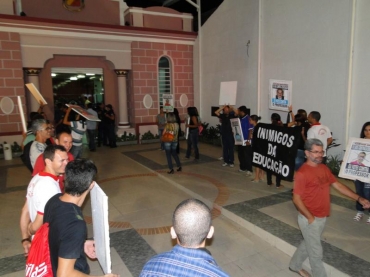 PROTESTOS NA CÂMARA DE VEREADORES